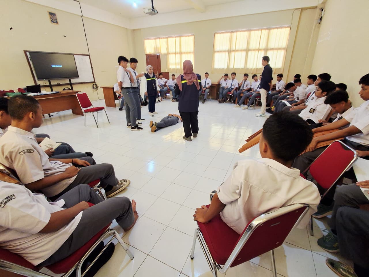 PEMBINAAN POS KESEHATAN PESANTREN (POSKESTREN) BERSAMA PUSKESMAS MONCONGLOE DAN KEMENKES RI