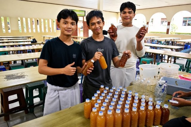 Pesantren IMMIM Gelar Panen Eco Enzyme Setelah Proses Fermentasi Selama 4 Bulan