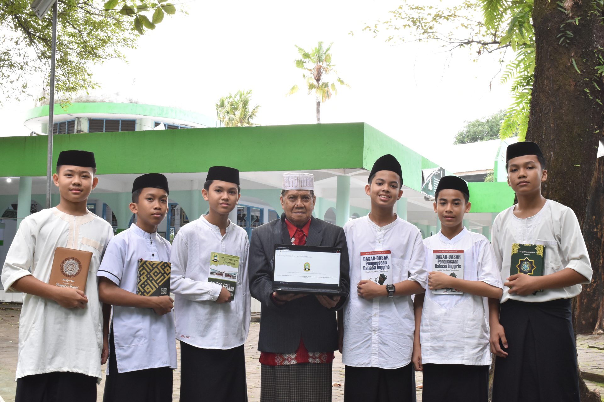 Santri Pesantren IMMIM Putra di area kampus