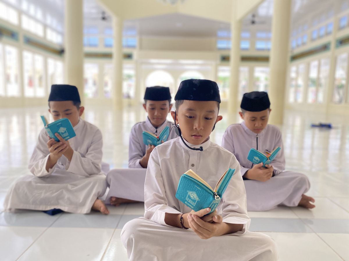 Santri membaca Al-Quran sebagai bagian dari program pendidikan IMMIM